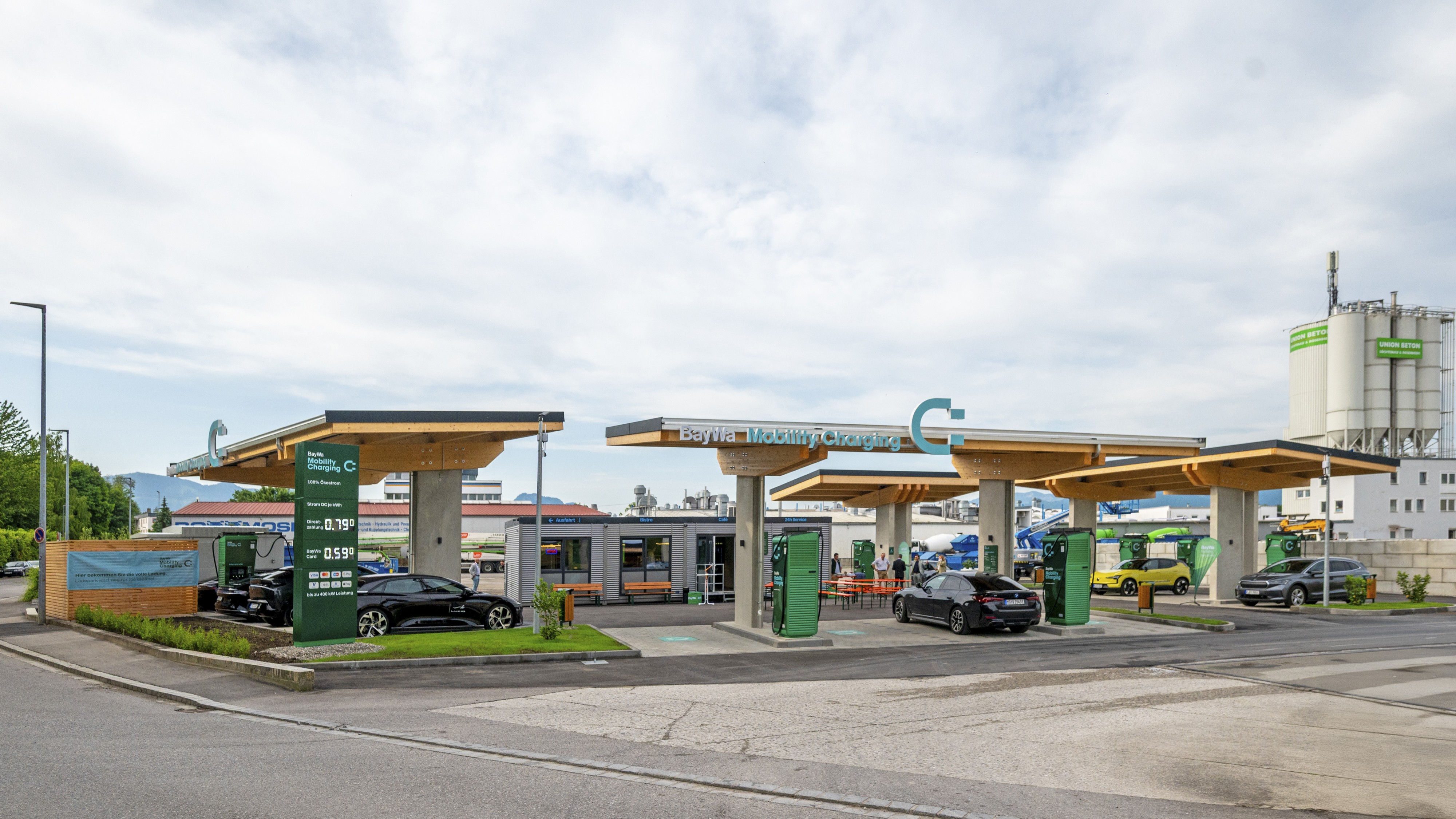 XL-Ladepark unter der Marke BayWa Mobility Charging_8205 (1).jpg